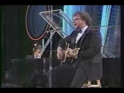 Arthur's Theme - Dudley Moore and Christopher Cross - Night of 100 Stars 1982