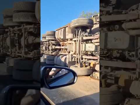 Carreta tomba na BR-251, próximo a Francisco Sá, em Minas Gerais
