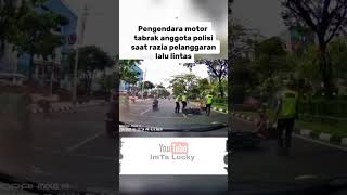 Download lagu Pengendara motor tabrak anggota polisi saat razia pelanggaran lalu lintas #polisi #razia#kecelakaan mp3
