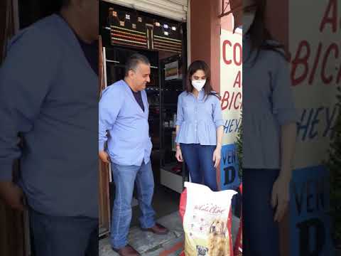 Nereyda Canto Dona alimento para los perros de la calle