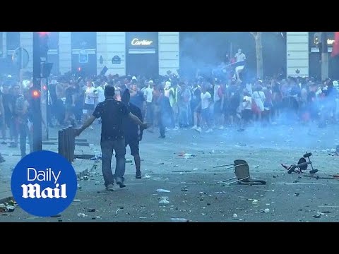 Plądrowanie sklepów, walka z policją.