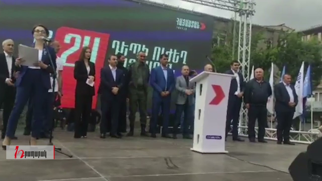 Լեռնահայուհին, գեներալներն ու հանայնքապետերը` Քոչարյանի հետ նույն բեմում