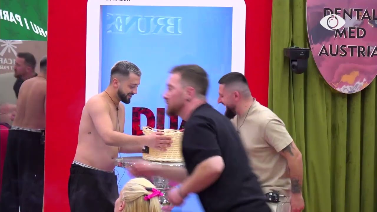 Momente gazmore/ Gjesti xhonglon topin me këmbë, i bashkohet edhe Aldo