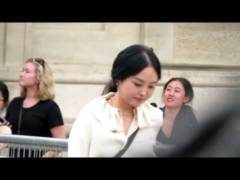 I WAS DISTRACTED BY JI EUN BLACKPINK'S STYLIST @ CELINE SHOW ／ LISA 리사 블랙핑크 190623 YG FIRED JIEUN