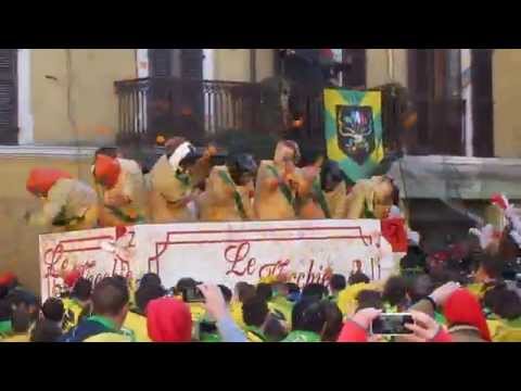 Gli Arduini in piazza Ottinetti - Battaglia delle arance, 3 marzo 2014.