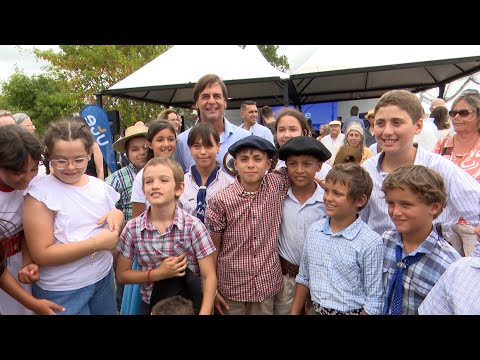 Imágenes del presidente Lacalle Pou en obras de electrificación rural en Treinta y Tres