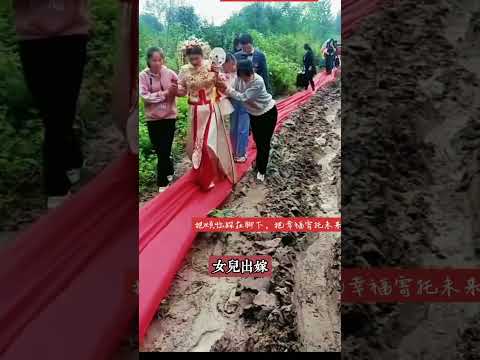 女兒出嫁母親只陪嫁兩床舊棉被，她賭氣三年不回家，翻修老屋時打開棉被夾層，當場哭得站不起來#shorts#社會百態#家庭情感#記錄生活#結婚現場