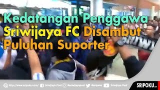 Tangis Pemain dan Suporter Sriwijaya FC Sambut Kedatangan Tim di Bandara SMB II
