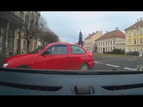 Majdnem baleset: figyelmetlen sofőr bakija Szombathelyen - dashcam