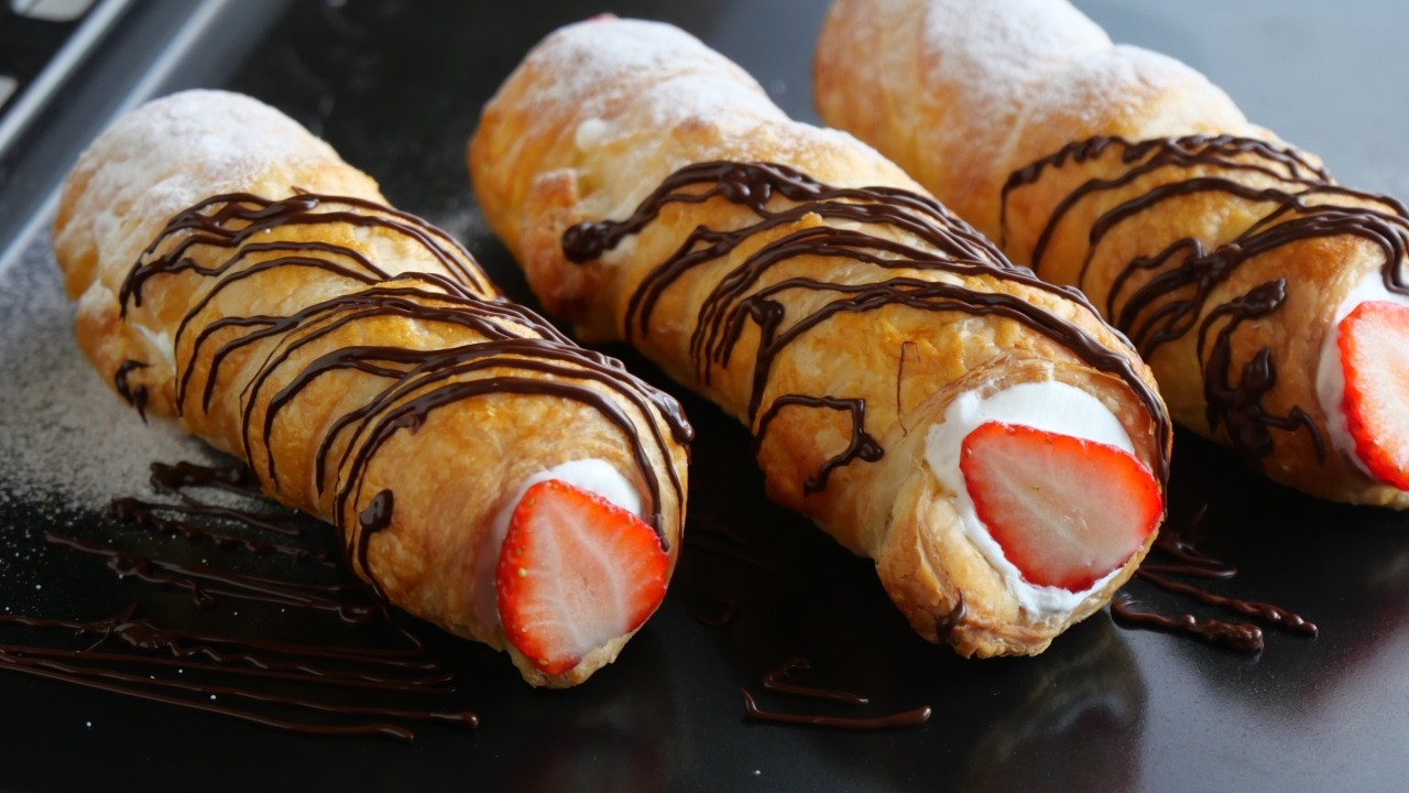 【冷凍パイシートで作る簡単パイコロネ🍓】Easy Cream Horns with Frozen Puff Pastry