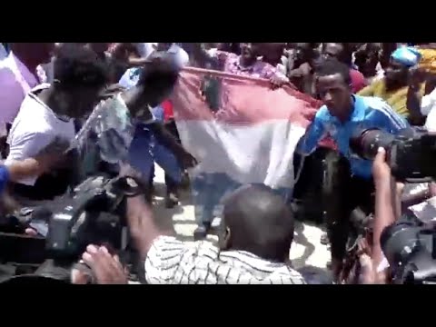 索馬里人抗議馬克龍，法國國旗被燒燬。 (French flag torched as Somalis protest Macron)
