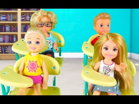 Rodzinka Barbie - Pierwszy dzień w szkole. Bajka dla dzieci po polsku. The sims 4. Odc. 63