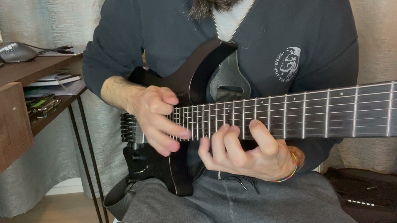 Roberto Barlocci demonstrating an easy two-hand tapping lick on electric guitar