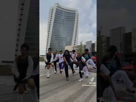 I meet Khanyisa jaceni here dancing with her fans #amapiano #amapianodance