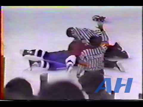 NHL Sep. 19, 1988 Gerard Gallant,DET v Tie Domi,TOR (HL) Toronto Maple Leafs Detroit Red Wings