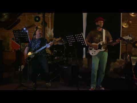 Nikdo nejsme akorát