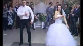 Невеста и жених танцуют на свадьбе вальстиктоникстрид степ и др!!!!!