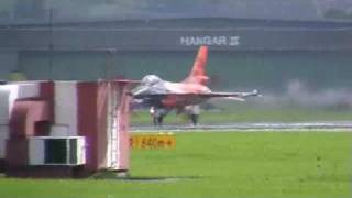 preview picture of video 'F16 Fighting Falcon @ Red Bull Airpower 2009 Zeltweg'