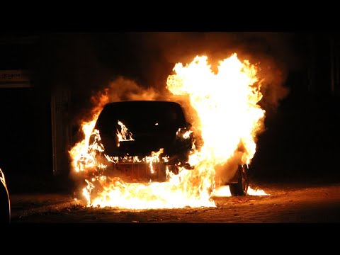 Brandweer Wijchen TS 08-3331 met spoed naar een Autobrand op de Watersnipstraat in Wijchen