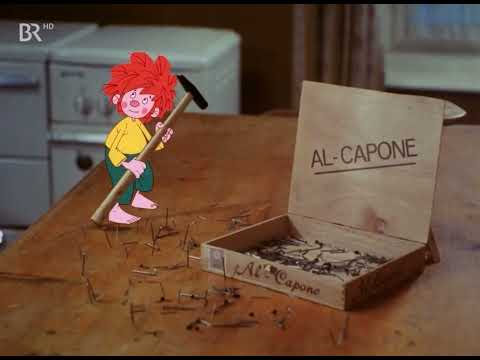 Pumuckl hämmert auf dem Küchentisch