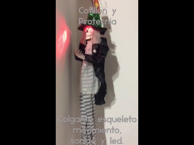Vídeo relacionado con YEJAHY Llavero De Anime, Llavero Giratorio Con Colgante De Calavera Pirata, Dibujos Animados, Calavera De Dibujos Animados, Regalo Para FanáTicos Para Hombres