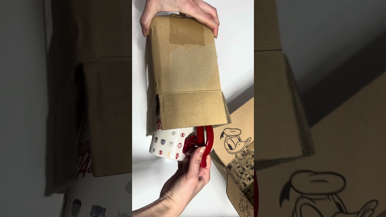 4K Unboxing present package Disney Marvel Avengers Mug Disney Shop