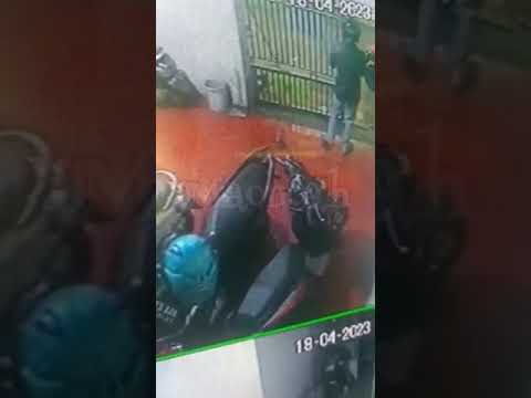 Rekaman CCTV Maling Motor 2023 Honda Vario 125  Di Pekarangan Rumah Berpagar