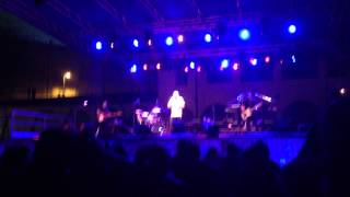 Le donne piangono in macchina