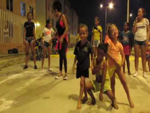 Niños  bailan champeta con dancehall