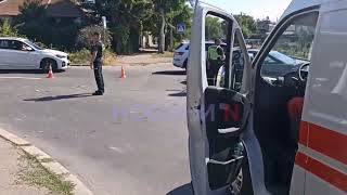 У Миколаєві після зіткнення з таксі Dacia врізалася в дерево: постраждали двоє людей (відео)