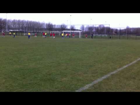 Junior kopbal op doel