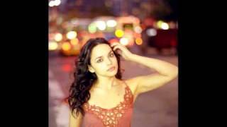 Norah Jones - Strangers (Live At the Living Room)