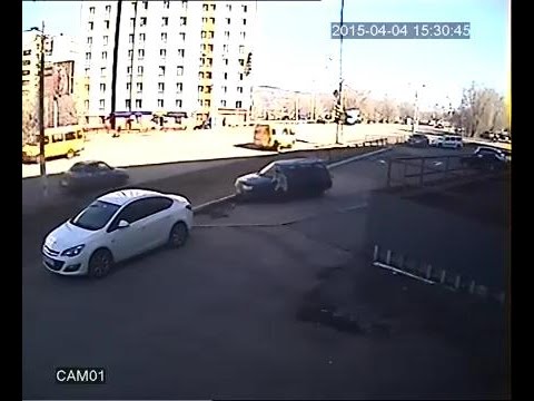 Samochód próbuje uciec od kobiety