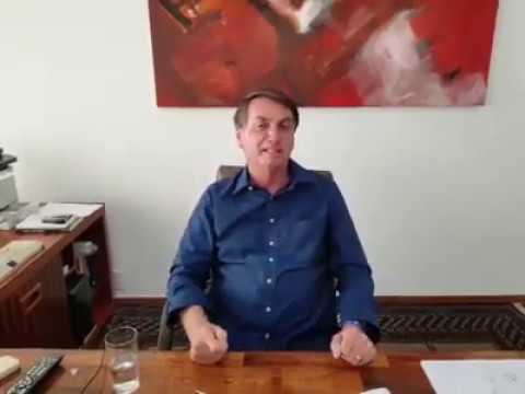 Presidente Jair Bolsonaro grava vídeo tomando cloroquina: “Eu confio, e você?” Presidente Jair Bolsonaro grava vídeo tomando cloroquina: “Eu confio, e você?”