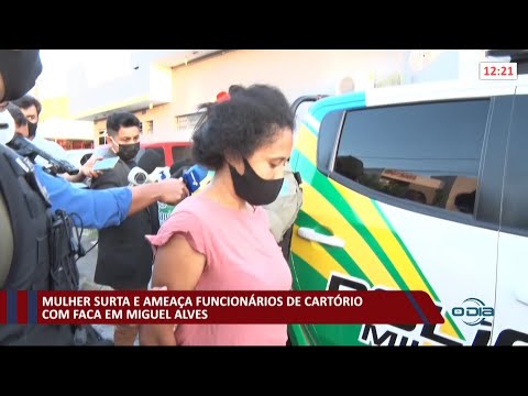 Mulher surta e ameaça funcionaÌrios de CartoÌrio com faca em Miguel Alves 31 08 2021