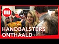 Handbalsters feestelijk onthaald op Schiphol: 'Niet verwacht' | NU.nl