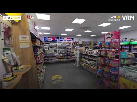 In Biebrich bedient Charlie Chaplin Kioskbesucher