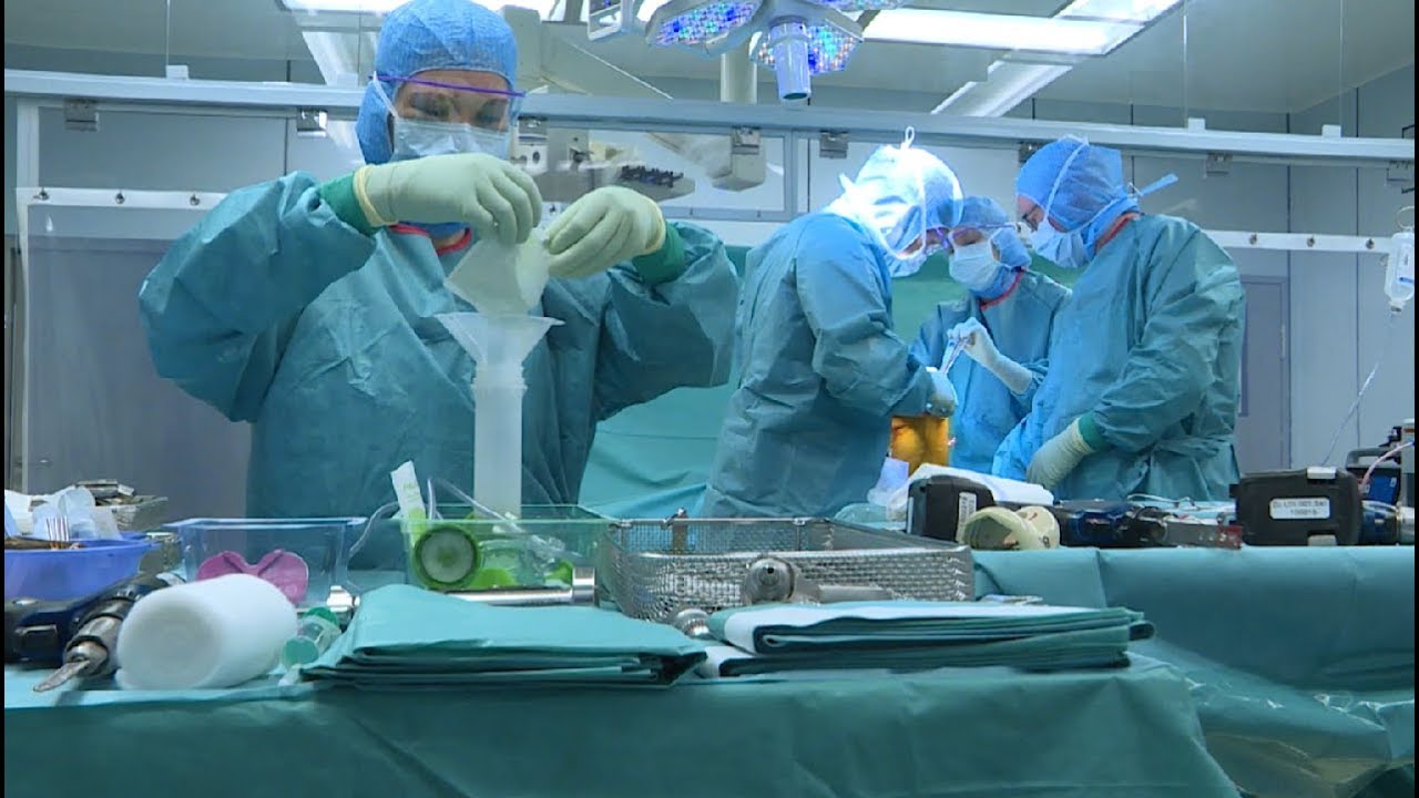 Watch video L'orthopédie du genou: une chirurgie qui conjugue artisanat et technologie dernier cri. L'orthopédie du genou: une chirurgie qui conjugue artisanat et technologie dernier cri.
