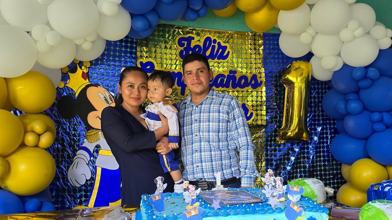 Mira quienes son los invitados. El bebé disfruta de sus regalos. 