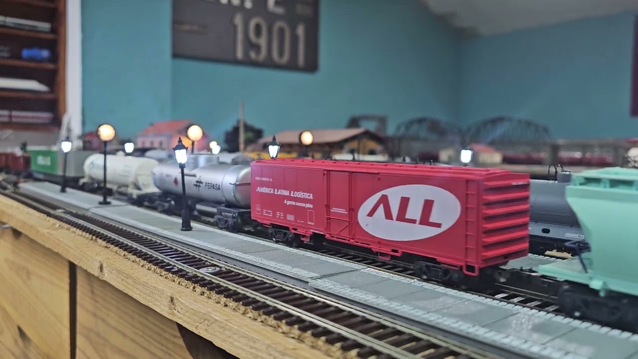 Alco RS3 con mercancías de Brasil