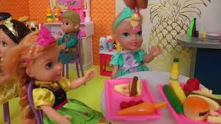 CAFETERIA at SCHOOL ! Elsa & Anna toddlers   One gets Sick   BULLY   Lunch   Fast Food   Hotdogs