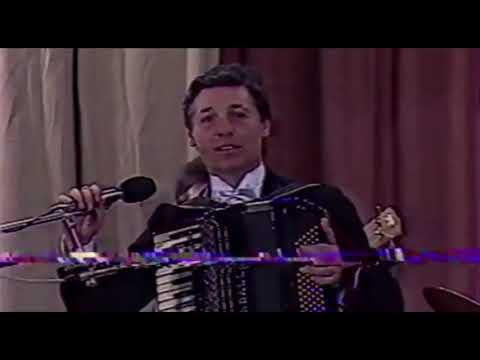 Валерий Ковтун (аккордеон) играет вальс-мюзет Луи Феррари "Домино" из репертуара Эдит Пиаф