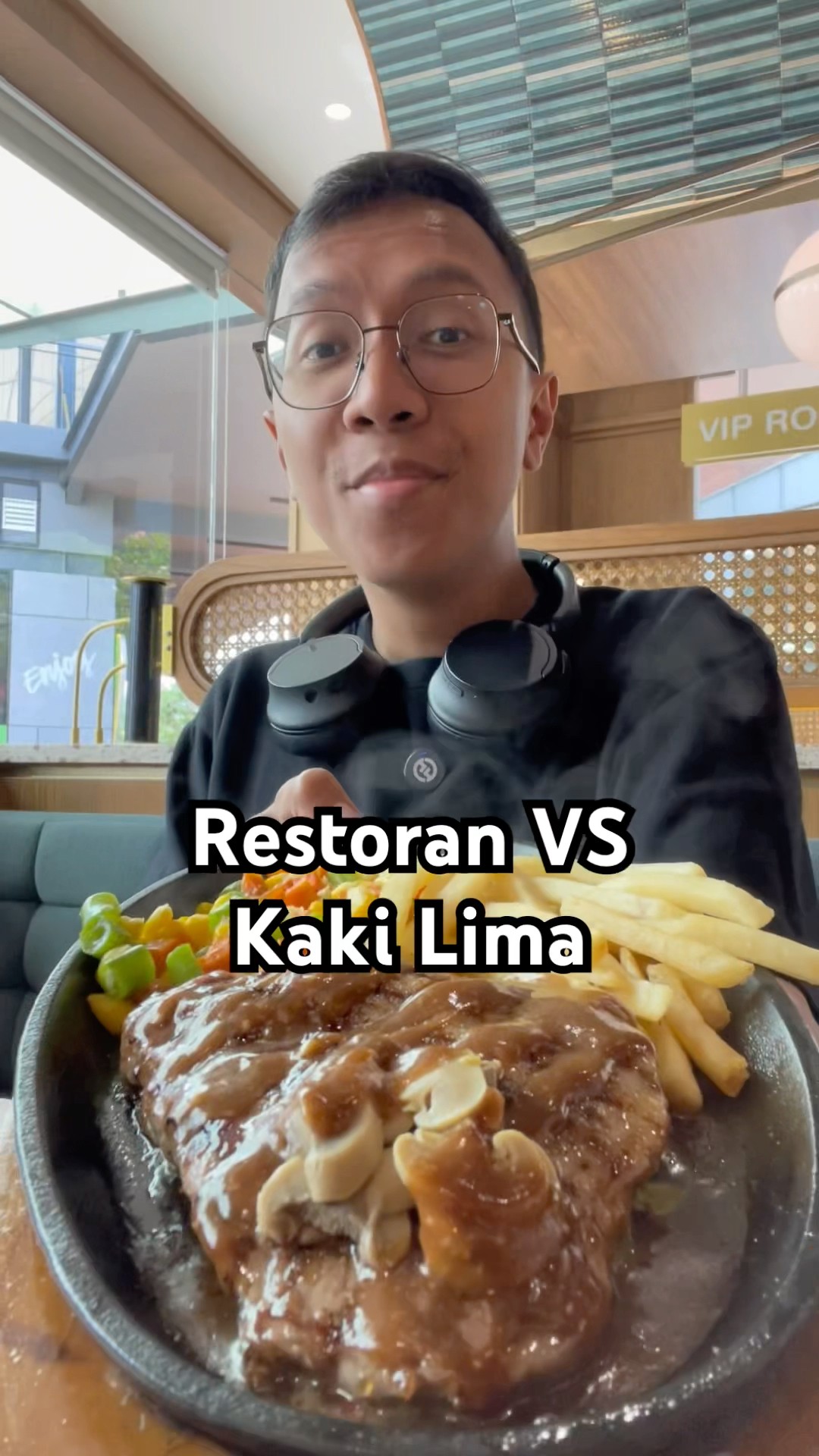 Mau steak juicy di restoran atau nikmatnya makanan kaki lima? Keduanya punya pesonanya sendiri! 🍽️✨