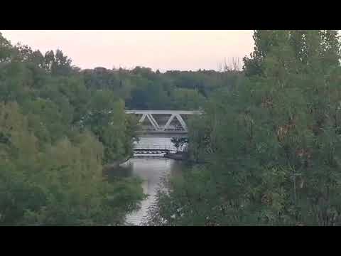 Oamenii trecând pe podul de deasupra lacului Herăstrău