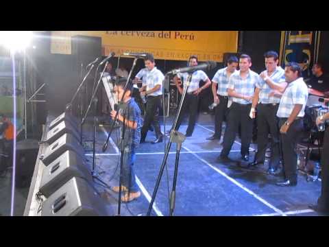 Dayiro cuenta chiste a Christian Dominguez en presentación  de los Hermanos Yaipen