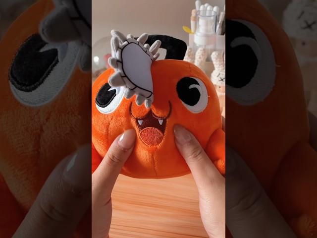 Vídeo relacionado con Play by Play Chainsaw Man Pochita - Figura de peluche (32 cm, sentado con ojo abierto, 32 cm)