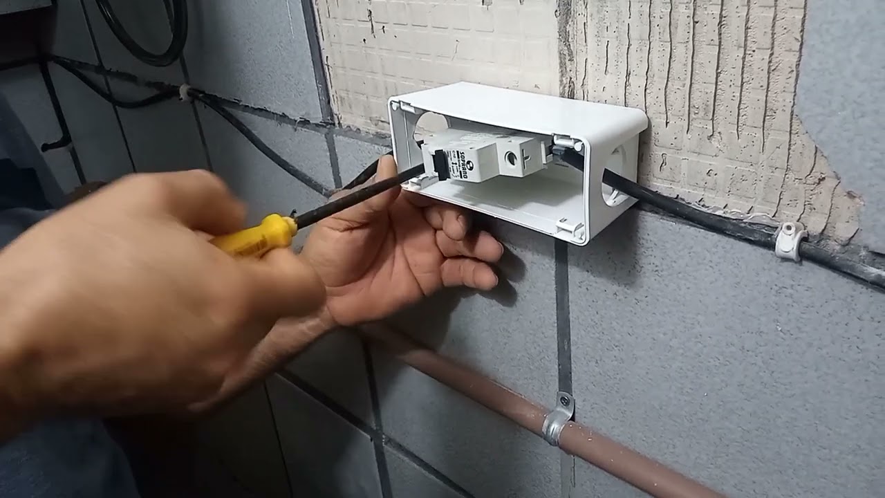 Como instalar disjuntor com caixa de sobrepor