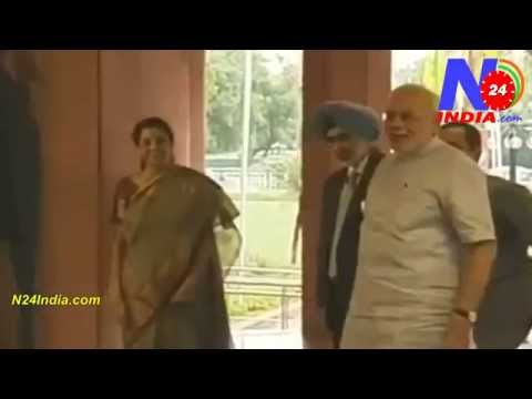 PM Narendra Modi SPG Security key Jawan ko Camere ke saamne aane par Daantey hue
