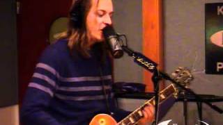 The Greenhornes performing "Underestimator" on KCRW