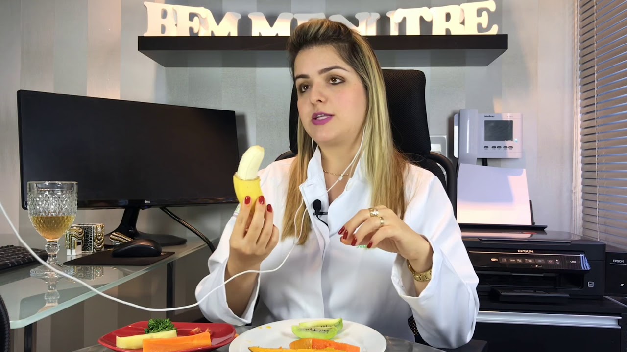 Watch Now Como oferecer a banana para o bebê na introdução alimentar Como oferecer a banana para o bebê na introdução alimentar